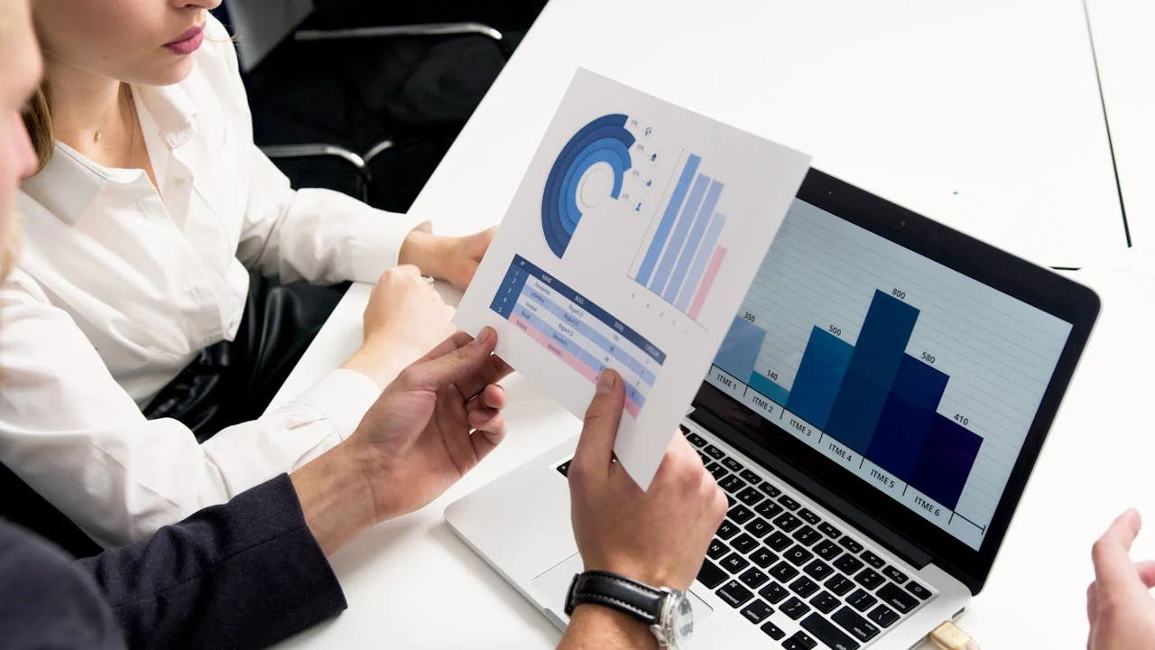 Equipo empresarial analizando estadísticas y resultados